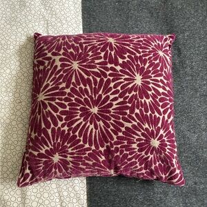 10/25$ 🧁 Floral Patterned Cushion in Purple and Cream